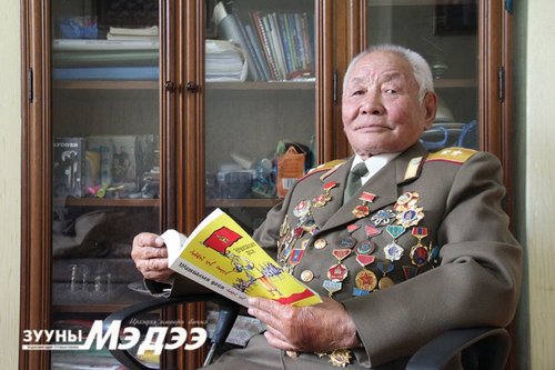 Б.Зинамидар: Б.Баабар уучлал гуйгаад Ардын бослого биш байсныг хүлээн зөвшөөрчихвөл 92 настай миний санаа амарна